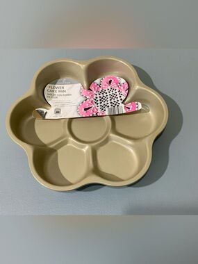Crofton Beige Flower Cake Pan